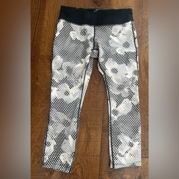 Nike Womens cropped running leggings Sz small drifit - Picture 1 of 6